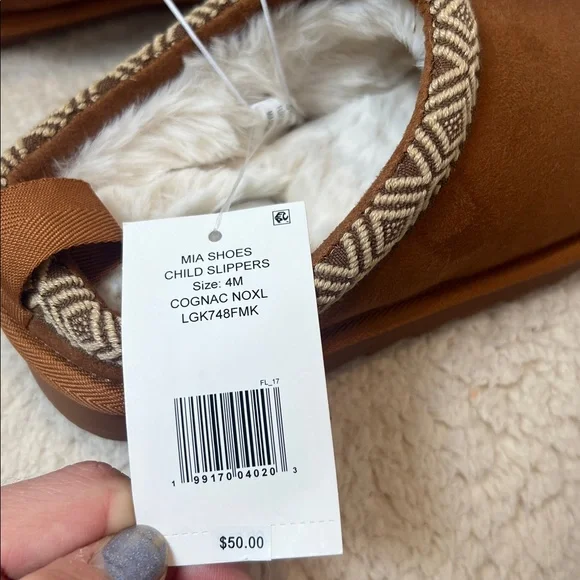 MIA girl Brown and Cream Fuzzy Slippers size 4. NWT! - Picture 10 of 12